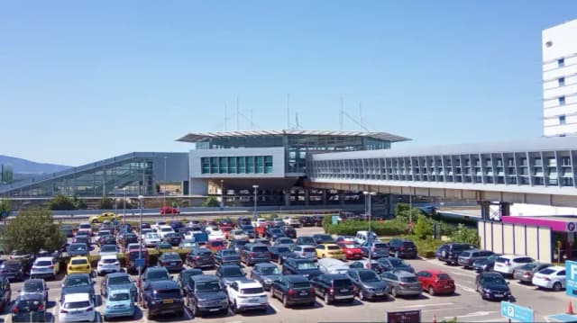 Jak dojechać z lotniska do centrum Aten? Najlepsze opcje transportu Jak dojechać z lotniska do centrum Aten? Najlepsze opcje transportu